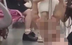 地铁内衣着暴露劈叉引发争议，公共场合如何行为得体？