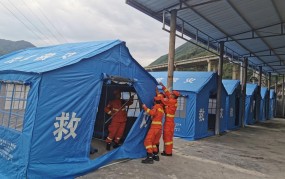 航拍泸定震中：救灾帐篷搭建现场直击
