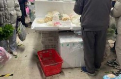 西安小伙外出买馒头被防疫人员殴打（小伙被围殴）
