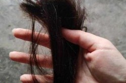 顾客头发理一半着急回家理发师隔栅栏剪完（理发店故意把头发剪短）