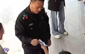 男孩偷拿家中10元被父亲送派出所，教育方式引争议
