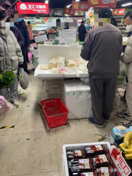 西安小伙外出买馒头被防疫人员殴打(小伙被围殴)